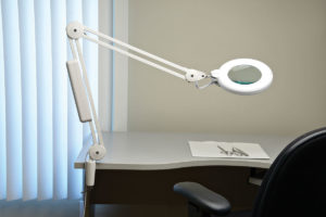 Luxo Magnification Lamp w/Table Clamp - White